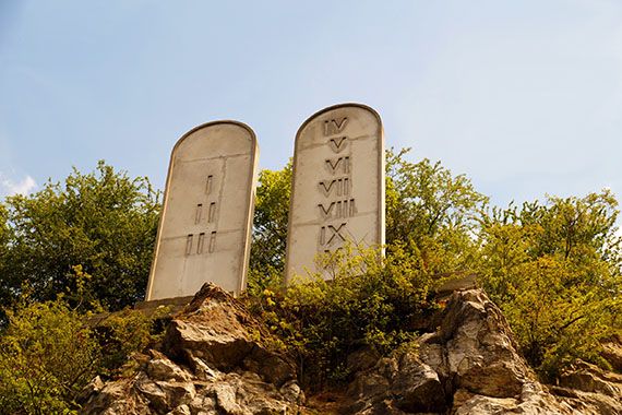 Deux pierres avec des chiffres romains de 1 à 10