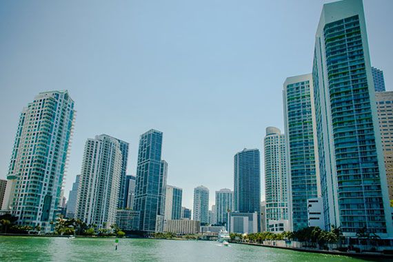 Des condos au bord de l'Océan à Miami, en Floride.