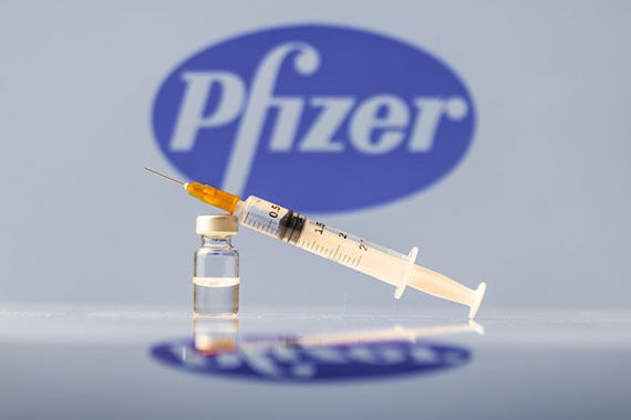 Une fiole de vaccins contre la COVID-19 de Pfizer.