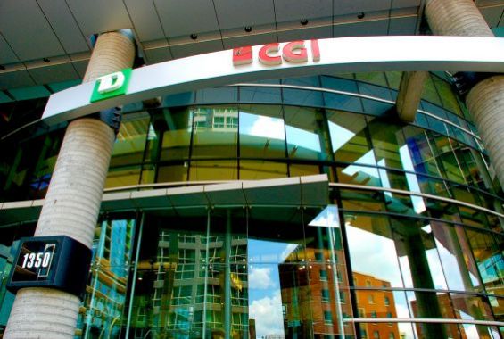 Le logo de CGI sur une tour à bureaux de Montréal.