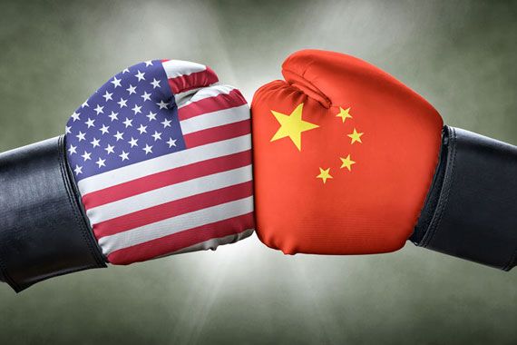 Deux gants de boxe, un aux couleurs des États-Unis et un autre aux couleurs de la Chine.