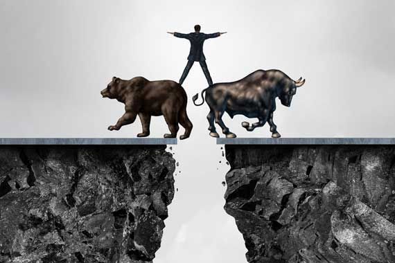 Un homme en équilibre entre un ours et un taureau.