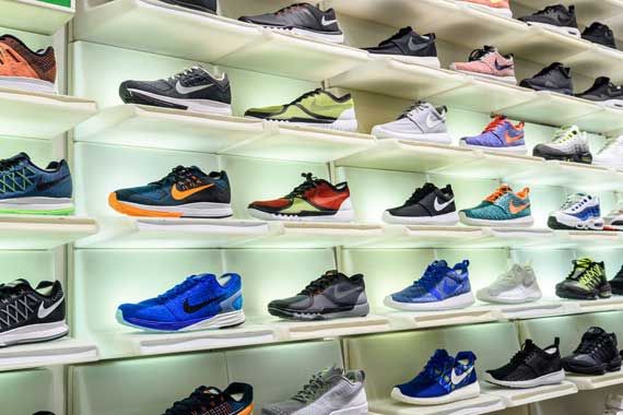 Des souliers Nike dans un magasin.