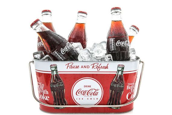 Des bouteilles de Coca-Cola dans un saut de glace.