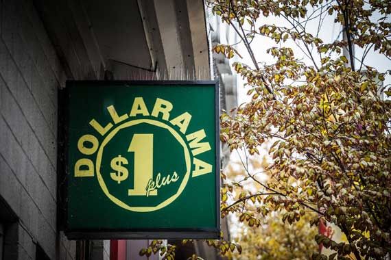 Une affiche avec le logo de Dollarama.