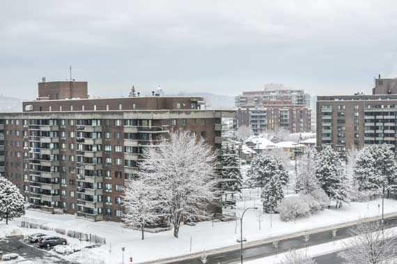 Immobilier multi-résidentiel à Montréal en hiver.