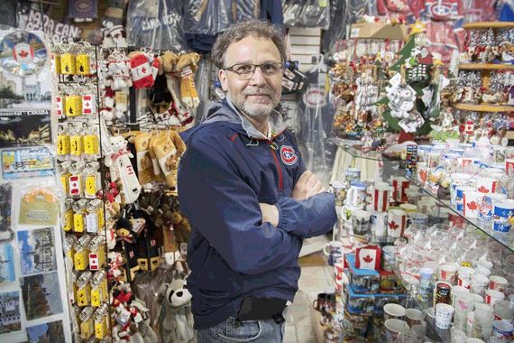 Mohamed Ghodhbane, posant dans sa boutique de souvenirs du Vieux-Montréal