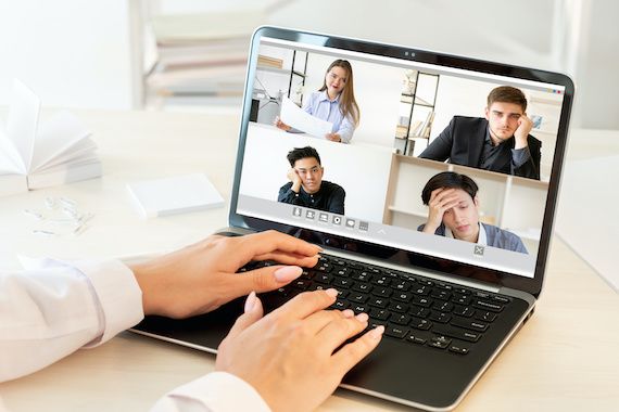 Une réunion virtuelle sur un ordinateur