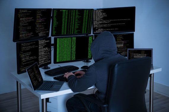 Un pirate informatique.