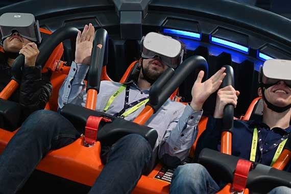Des gens dans un manège avec un casque de réalité virtuelle.