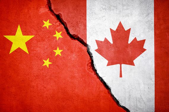 Des drapeaux de la Chine et du Canada