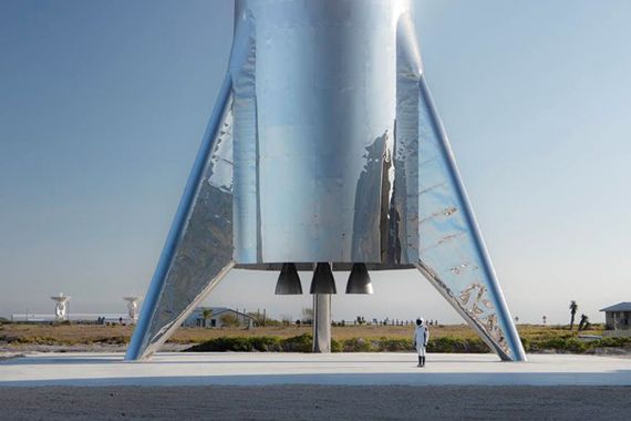 Un astronaute près de la nouvelle fusée de SpaceX.