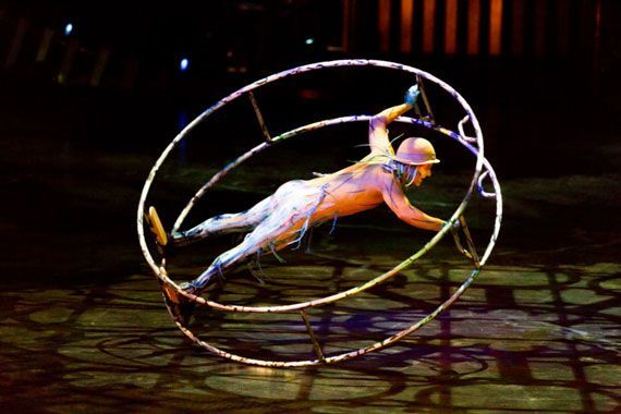 Une image d'un spectacle du Cirque du Soleil.