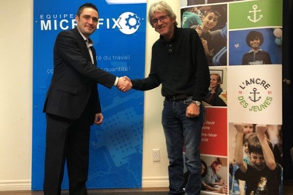 Philippe Paquette, responsable des finances à L’Ancre des Jeunes (à droite de la photo), remercie Mathieu Jacques, président d’Équipe Microfix.