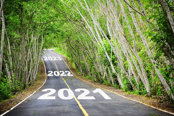 Une route où il est écrit 2021, 2022 et 2023.