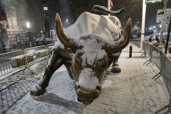 Le taureau de Wall Street sous la neige