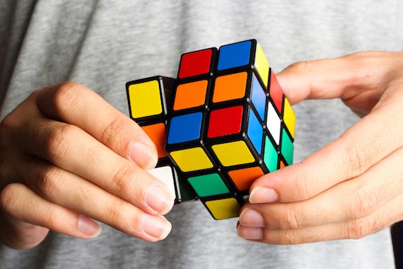 Une personne joue avec un cube Rubik