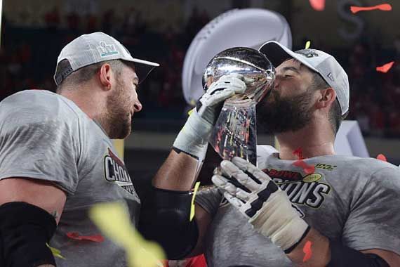 Laurent Duvernay-Tardif (à droite), qui embrasse le trophée Vince Lombardi après avoir remporté le 54e Super Bowl avec les Chiefs de Kansas City.