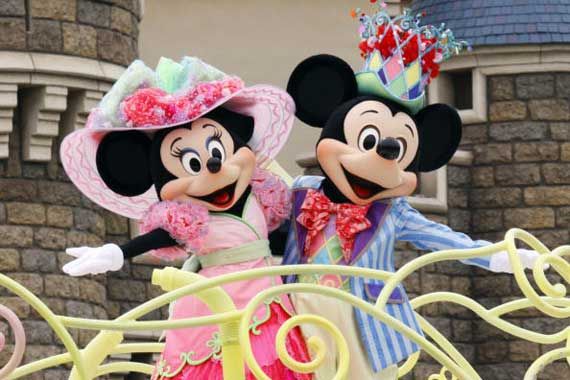 Minnie et Mickey dans un parc de Disney.