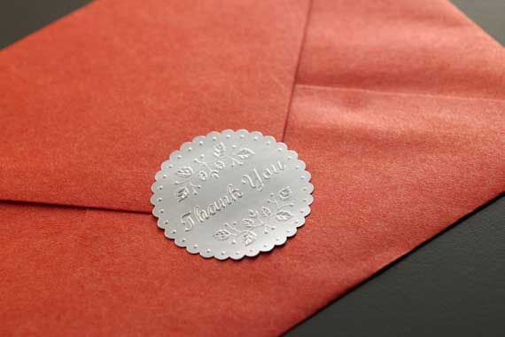 Une enveloppe rouge.