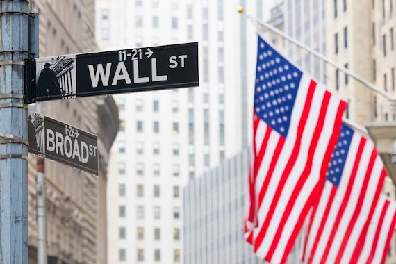 Une vue extérieure de Wall Street, à New York