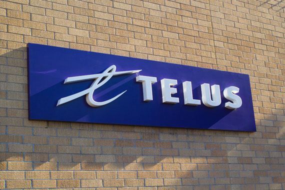 Le logo de Telus sur un mur.
