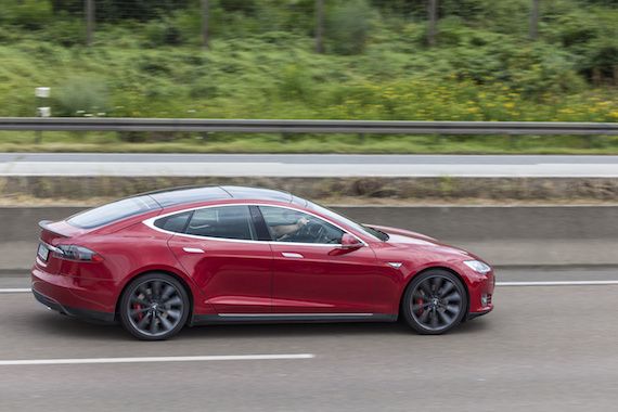 Une voiture de marque Tesla