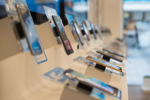 Un étalage de téléphones intelligents dans un magasin d'électronique.