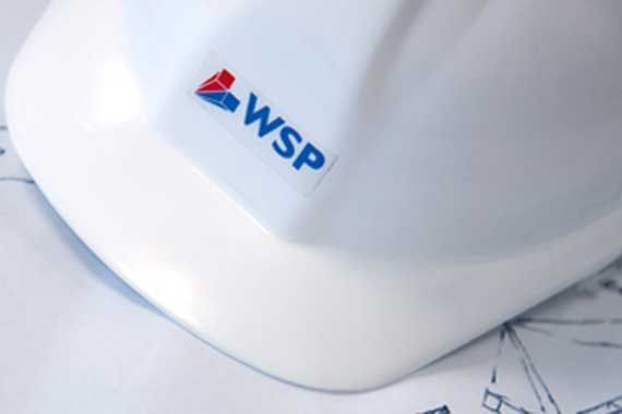 Un casque de construction avec le logo de WSP.